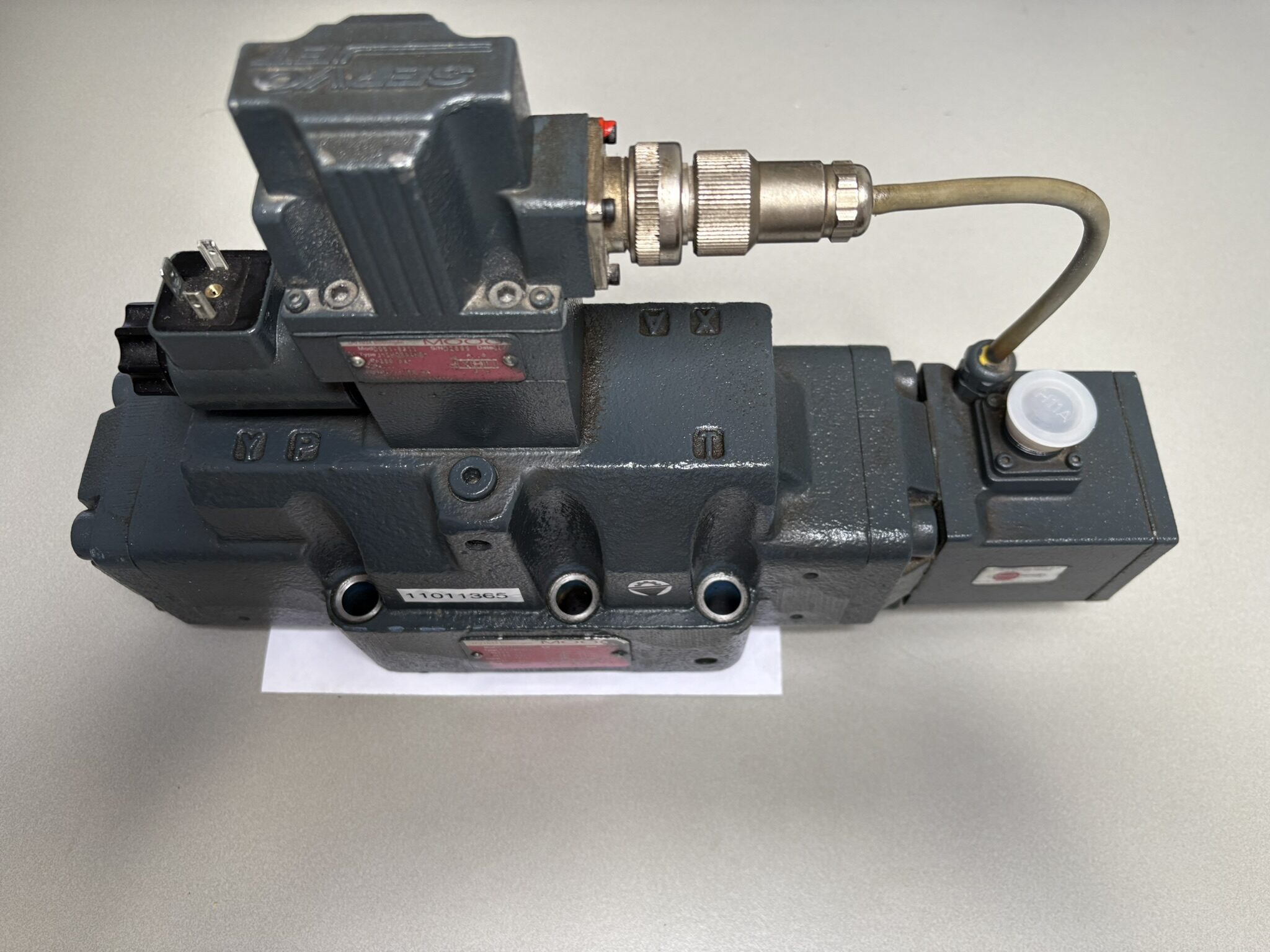 11011365 D663Z4709B MOOG Servovalve L03HPBU6NSD2-B for Demag machine