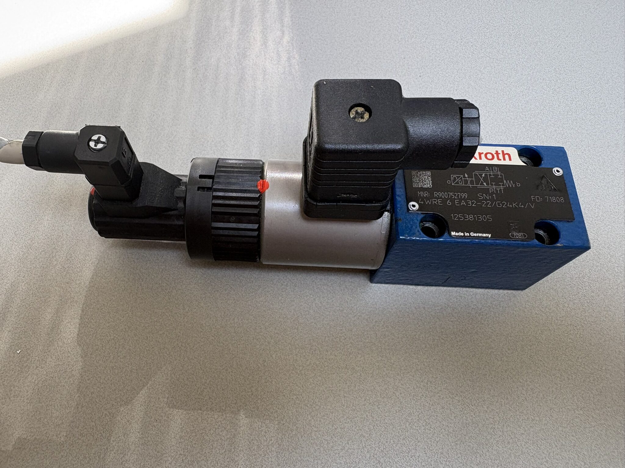 11539565 R900752799 4WRE 6 EA32-22/G24K4/V directional valve - Image 3