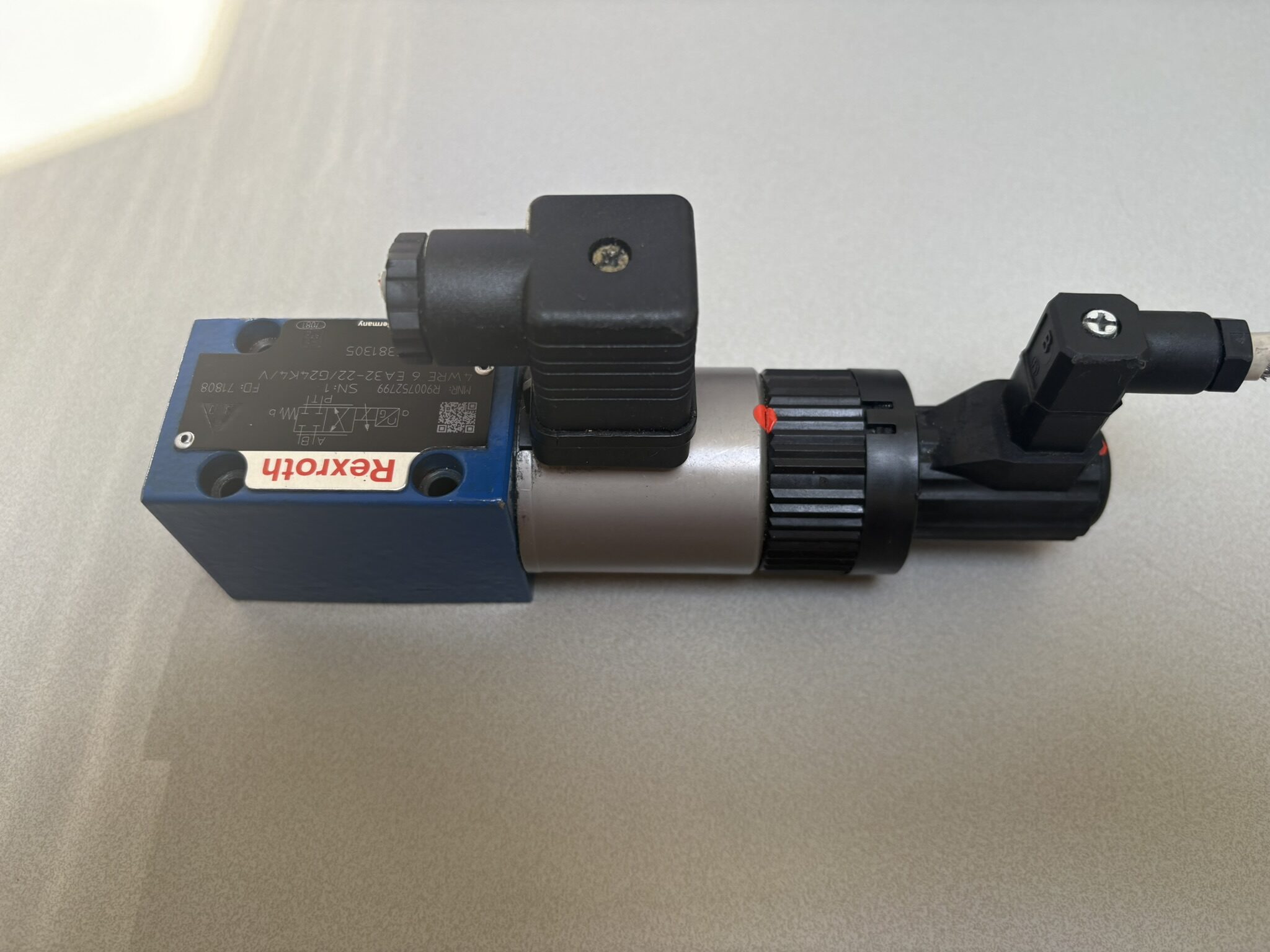 11539565 R900752799 4WRE 6 EA32-22/G24K4/V directional valve